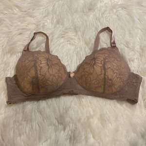 Jennifer size 48B nude and tan bra NWT.  No underwire and light padding